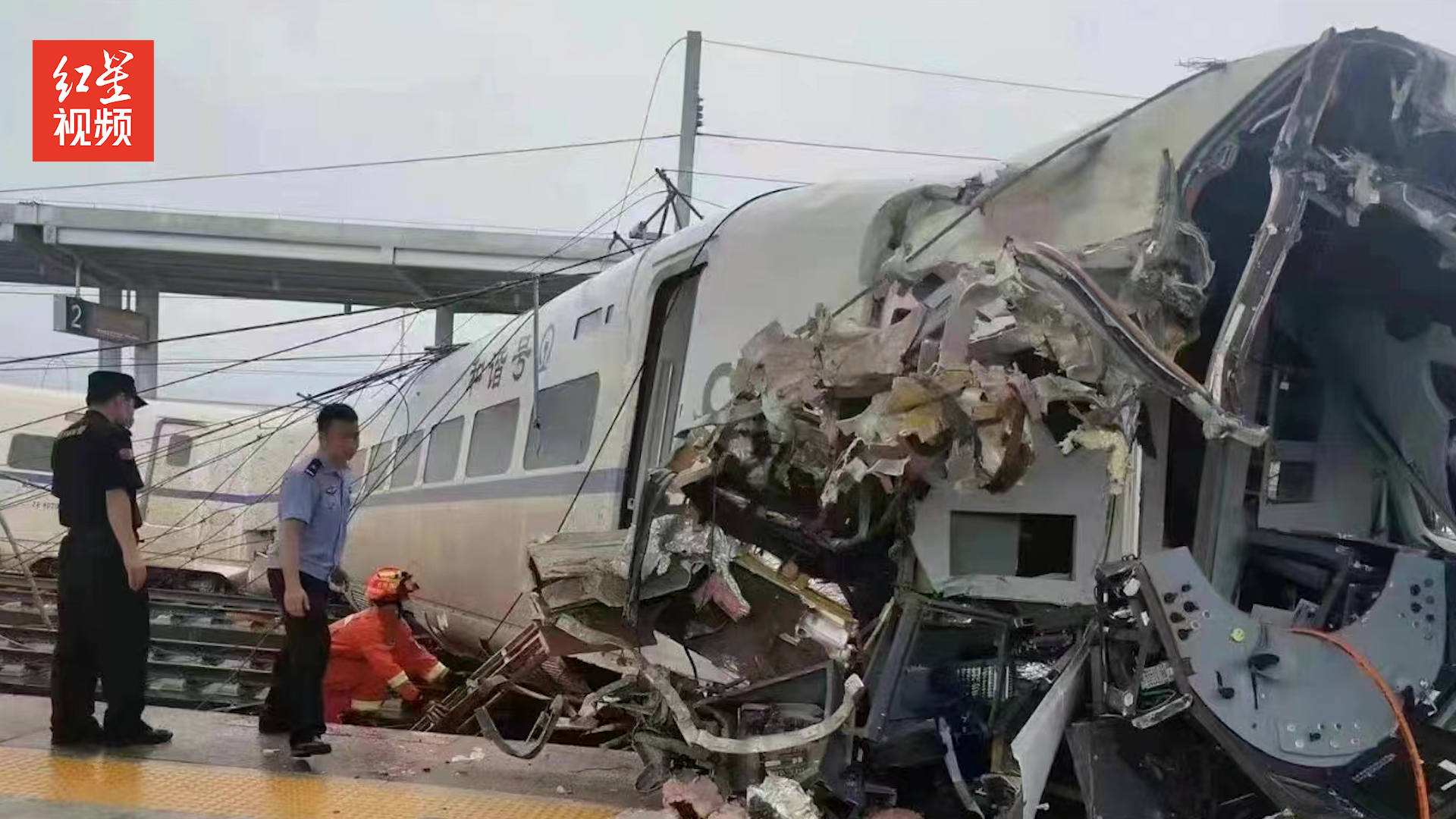 D2809次旅客列车在贵广线榕江站撞上泥石流脱线