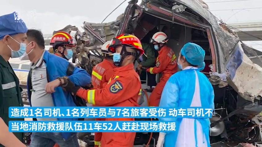 动车d2809脱线救援画面乘客在救援人员搀扶下脱险