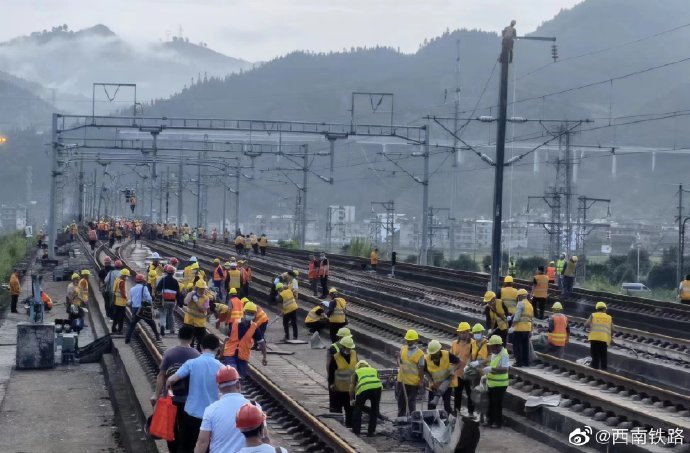 铁路部门组织1000多人在榕江站开展抢险救援