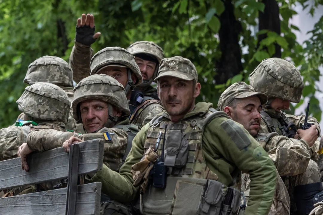 当地时间2022年5月29日，顿涅斯克地区巴赫穆特，乌克兰军人严阵以待。