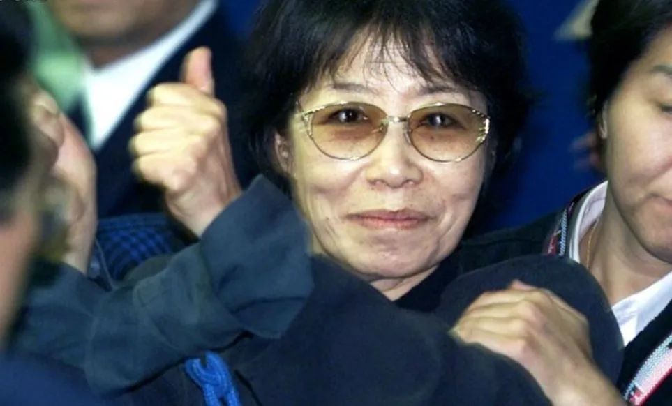 重信房子被逮捕时双手竖起拇指。图源:达志影像路透社