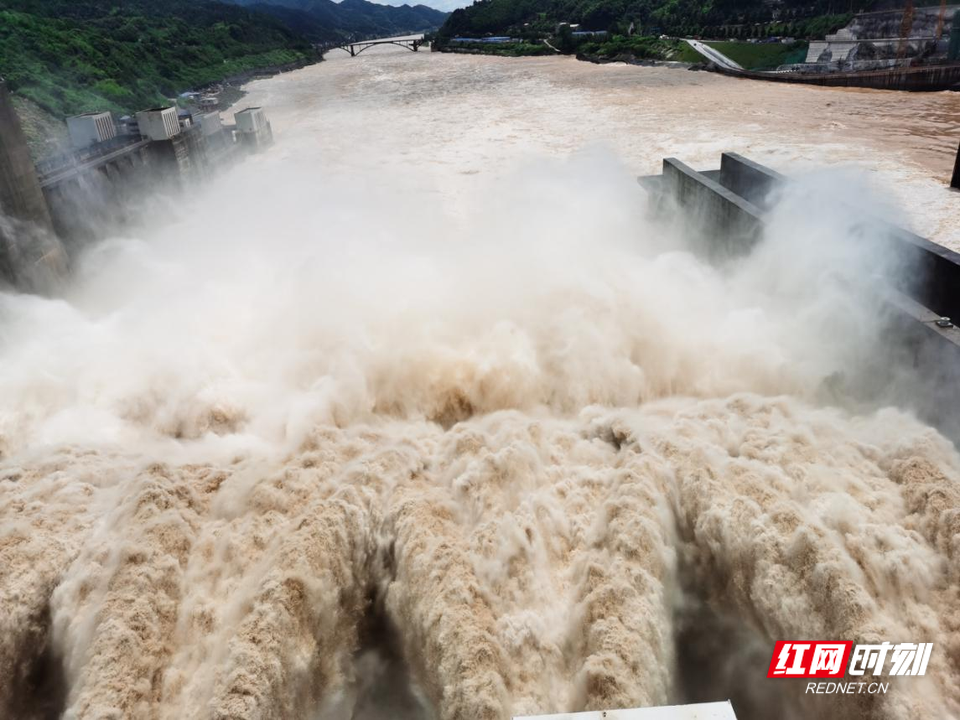 沅水五强溪水库泄洪。