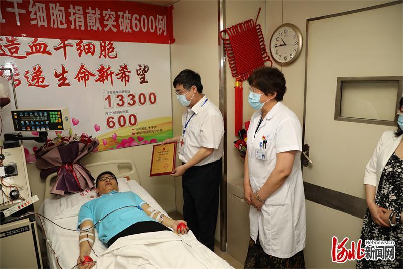 河北省红十字会党组书记李林龙现场为孙占鑫颁发荣誉证书。