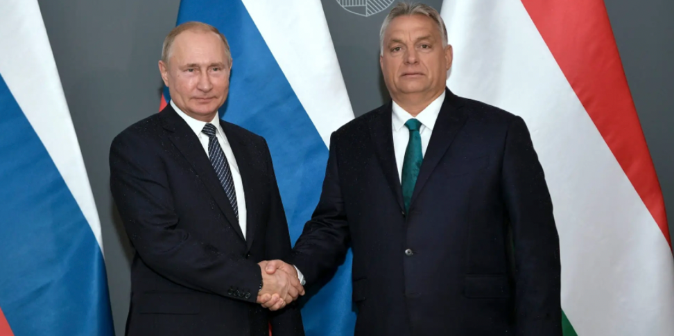 欧尔班和普京于 2019 年 10 月在匈牙利布达佩斯举行会谈前合影留念。图源：Insider
