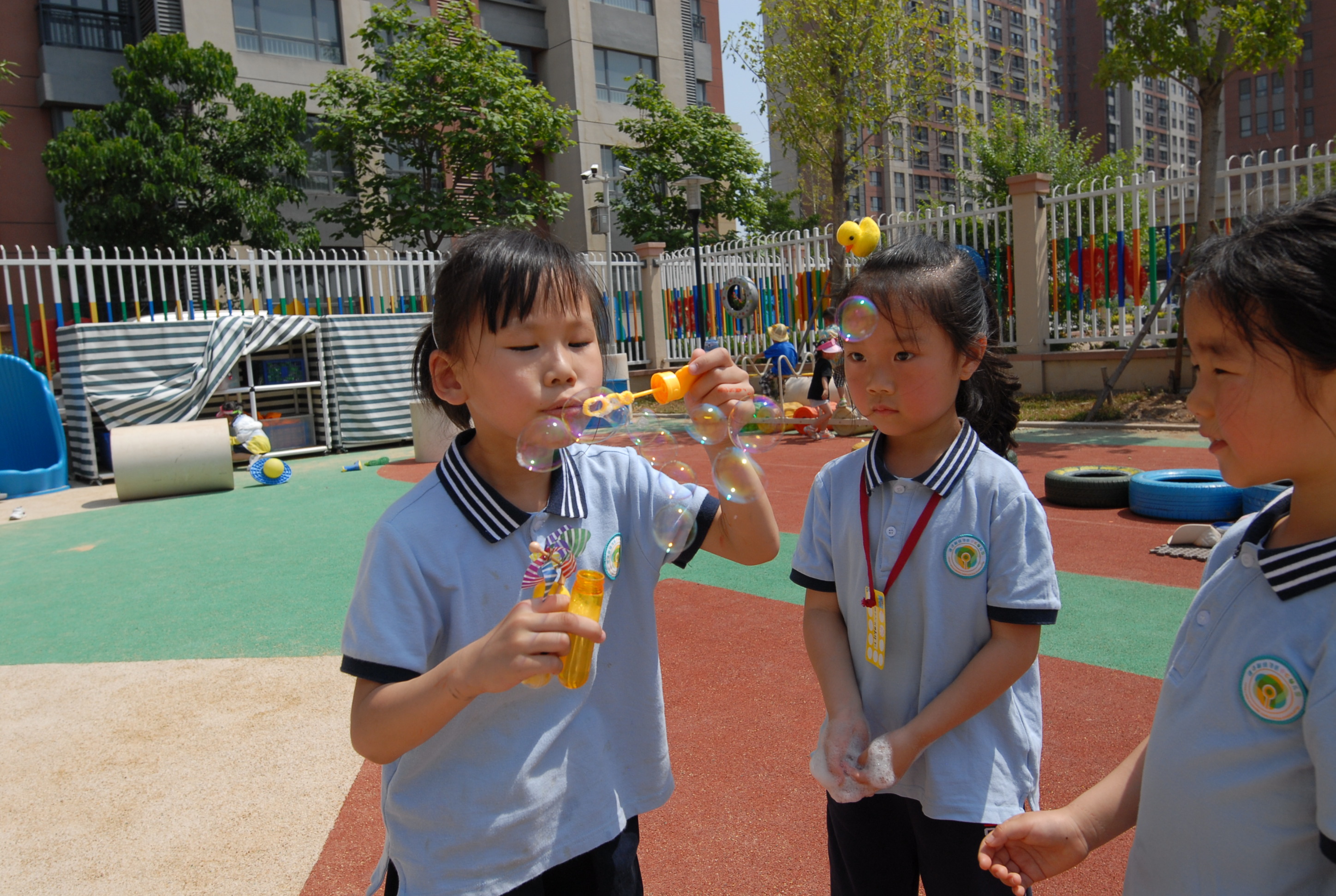 6月1日，山东省青岛市即墨区通济新经济区中心幼儿园的小朋友在比赛吹肥皂泡泡。