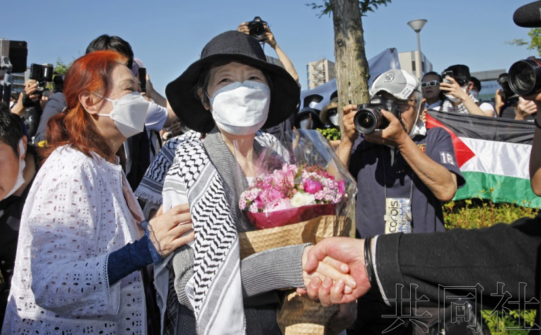 重信房子出狱时照片。图源:共同社。