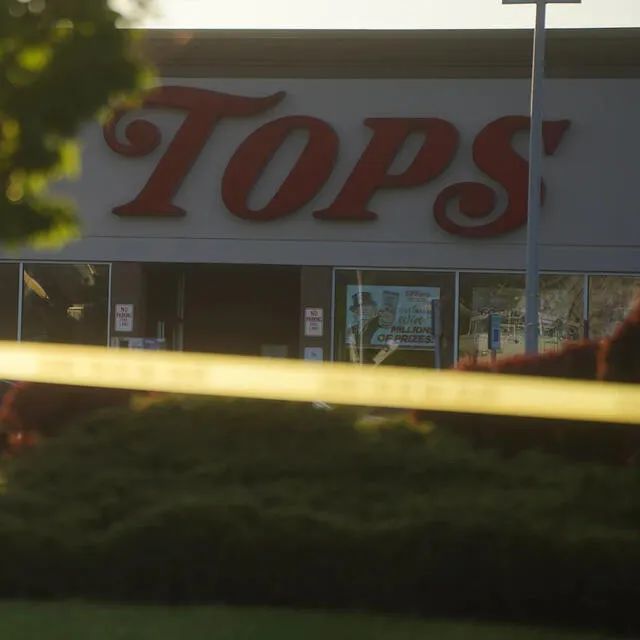 布法罗市Tops超市外，这里是5月14日发生大规模枪击事件的现场。