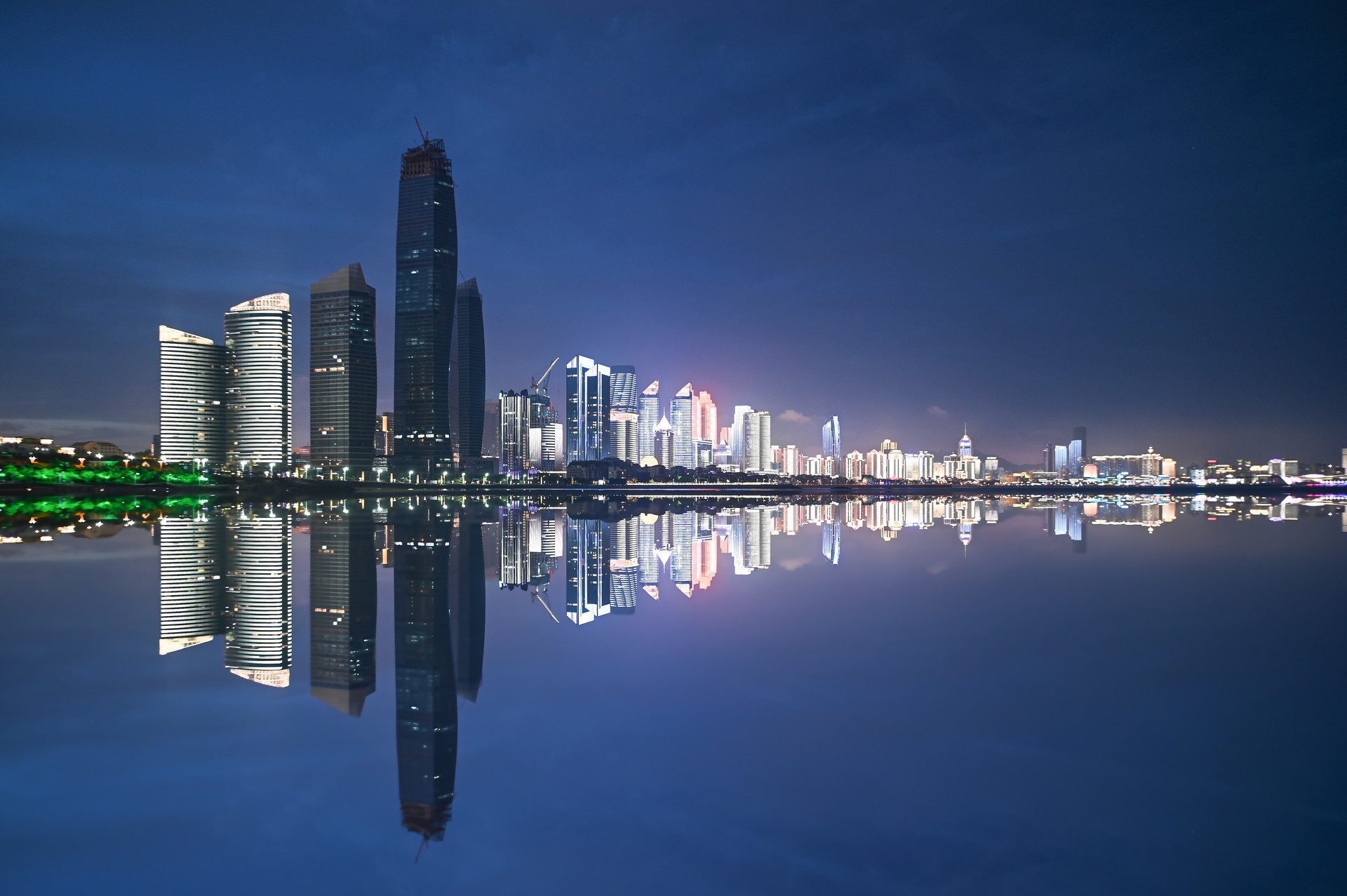 致敬科技工作者！青岛浮山湾畔上演主题灯光秀