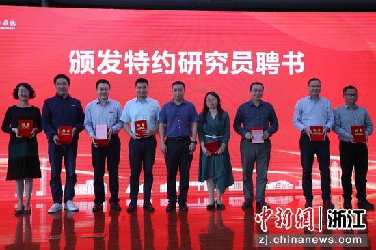 宁波市职业教育课程思政联盟特约研究员聘书颁发仪式 邵雍棋 摄