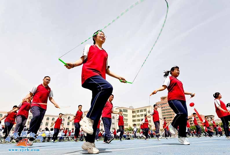 5月28日,甘肃省张掖二中操场上,同学们在进行"快乐大课间"跳绳活动.