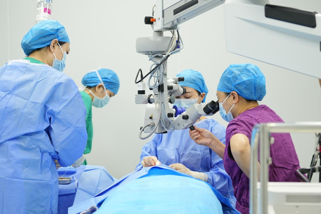 先行先试重庆爱尔眼科彭艳丽团队圆满完成icl特许evov5晶体植入近视