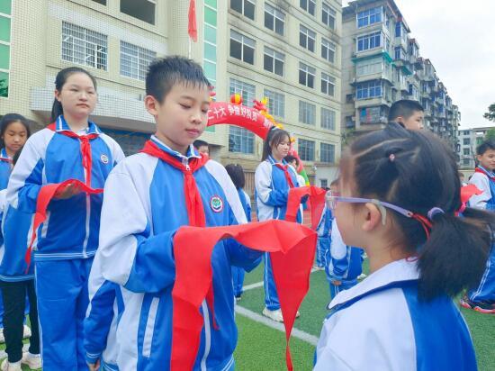 为迎接"六一"国际儿童节,在红领巾的摇篮安源,各小学纷纷开展"喜迎二