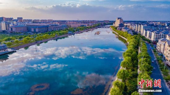 党河岸畔雨后景色如画 王斌银 摄