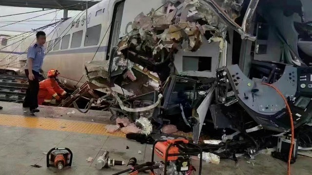 D2809动车发生脱轨事故部分列车脱线 现场视频显示控制车冲上站台