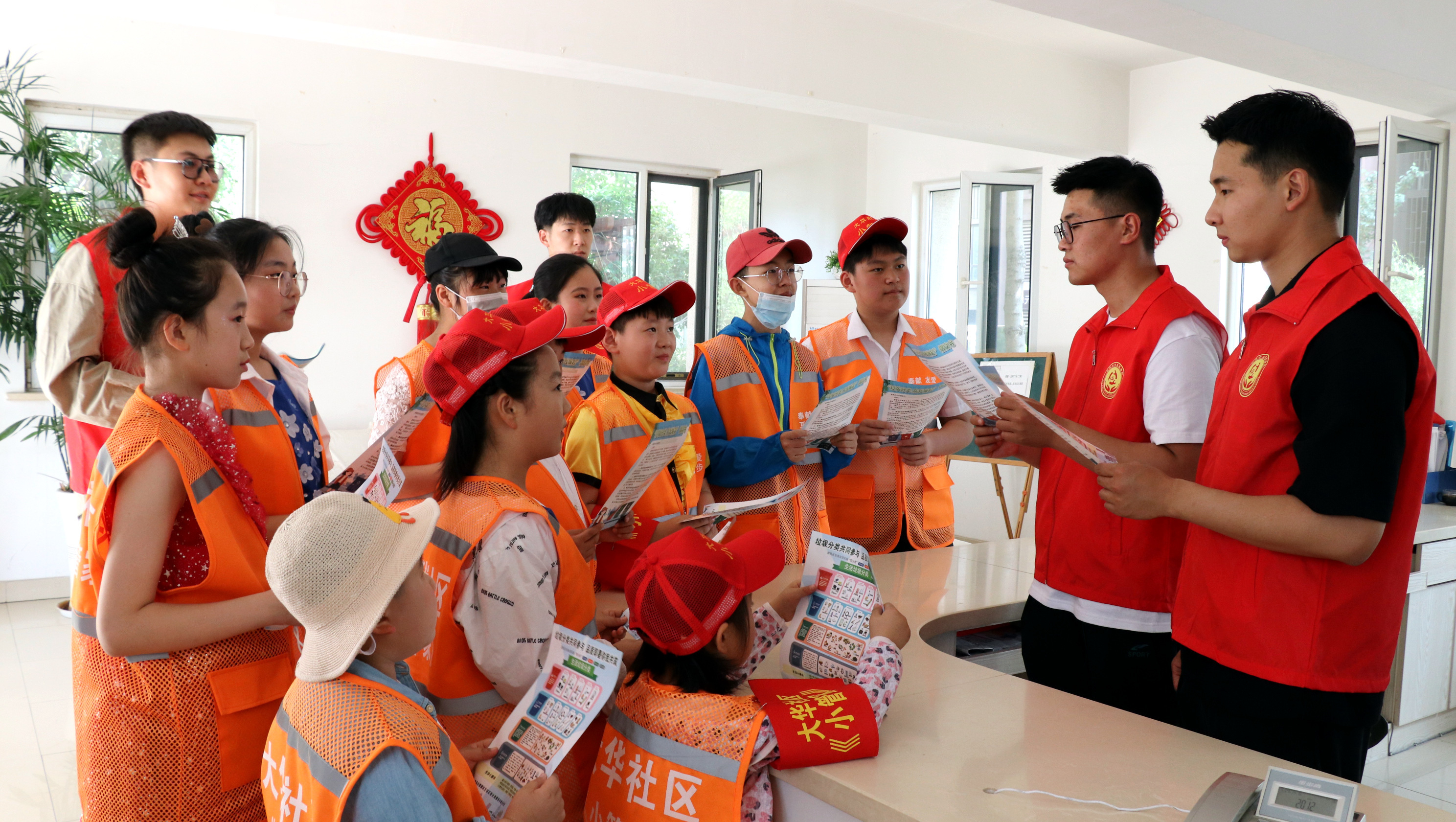 中建八局四公司“红扳手”志愿服务队为大华社区“小管家”们讲授垃圾分类知识