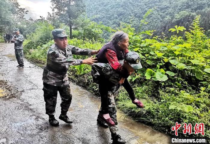 四川雅安芦山61级地震解放军官兵民兵疏散转移受灾群众3050余人