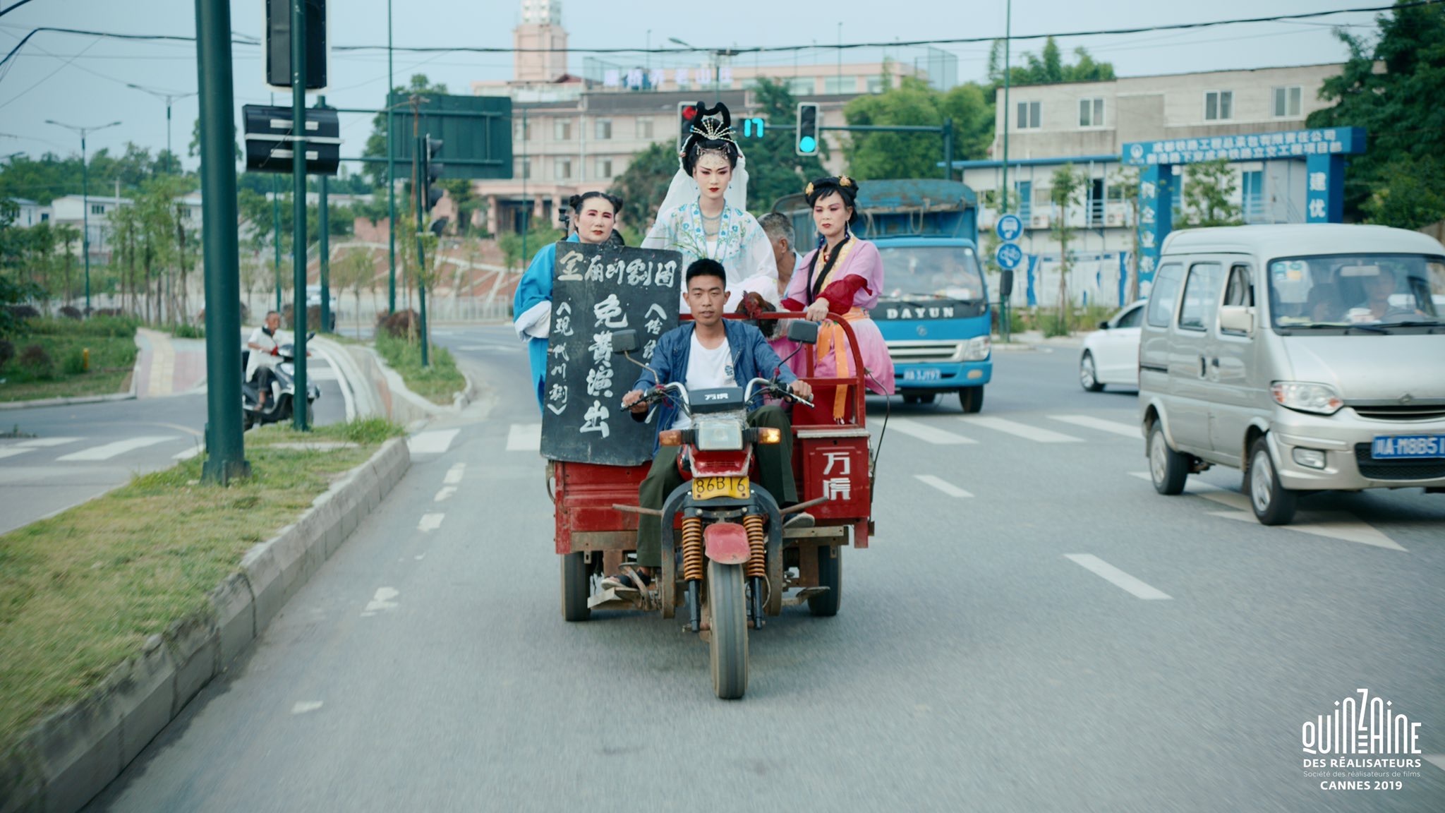 邓婕为电影《活着唱着》担任监制。