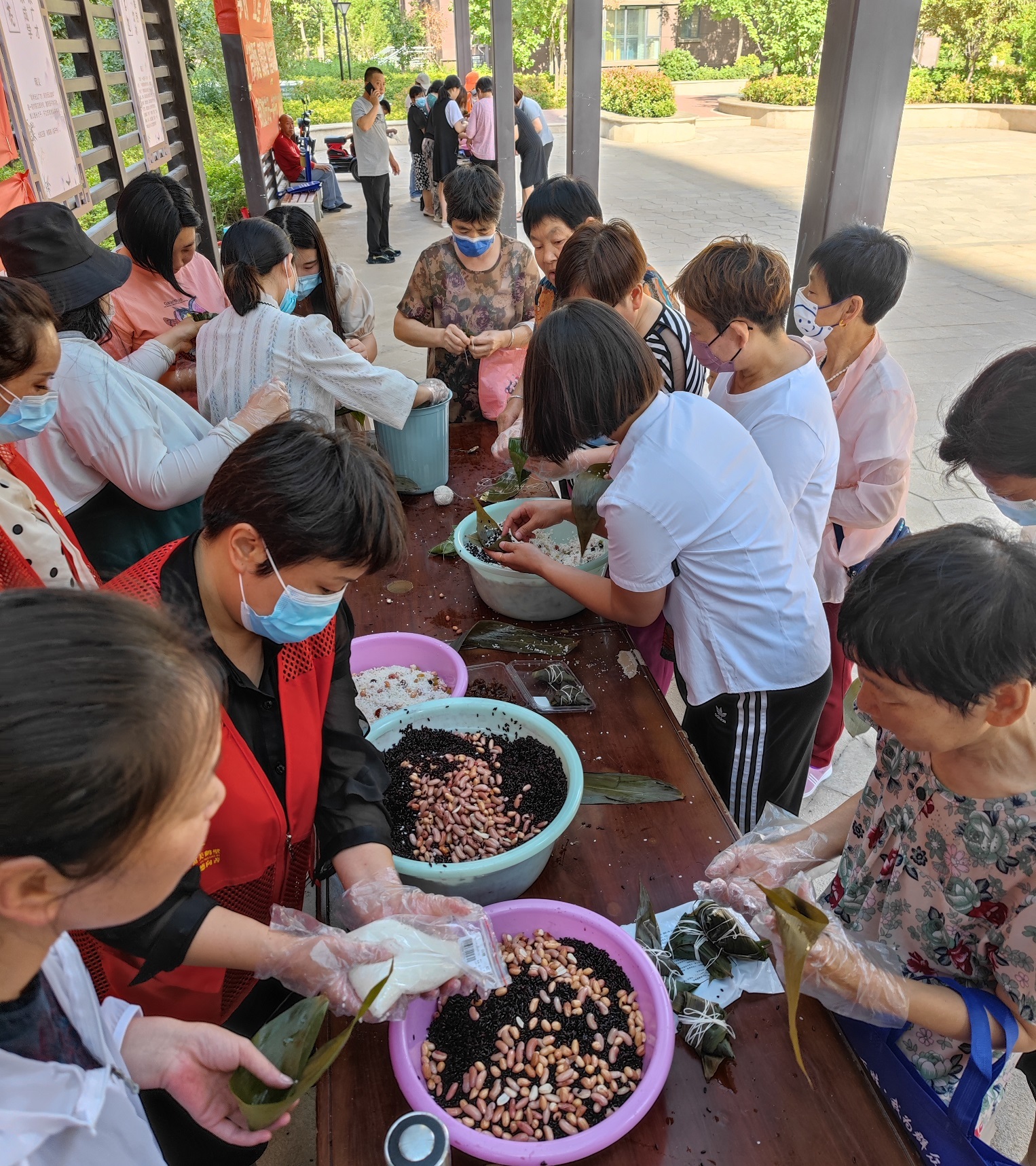 "端午节以包粽子,赛龙舟等形式祭祀屈原,是原来风俗的演变和发展,是