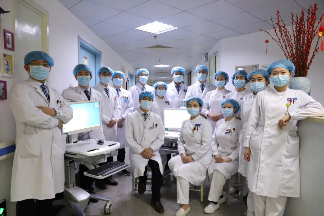 谁是胸闷气短的真正“元凶”？新区中心医院专家巧除胸骨后巨大甲状腺肿物