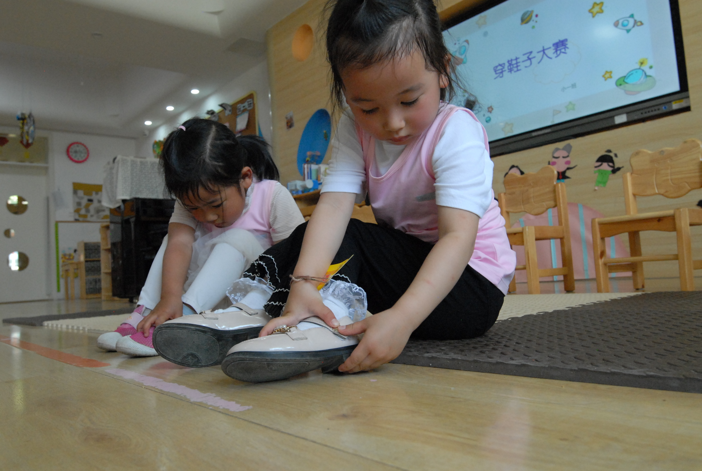 6月1日，山东省青岛市即墨区通济新经济区中心幼儿园的小朋友参加穿鞋子比赛。