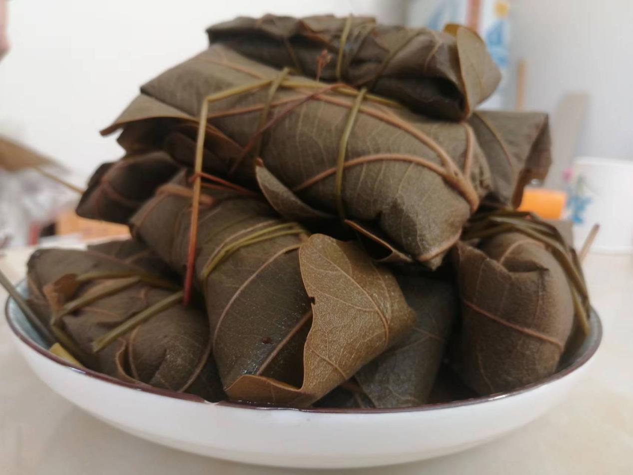 鲁山县方山村羊胡子草捆扎出原生态美食斛坠