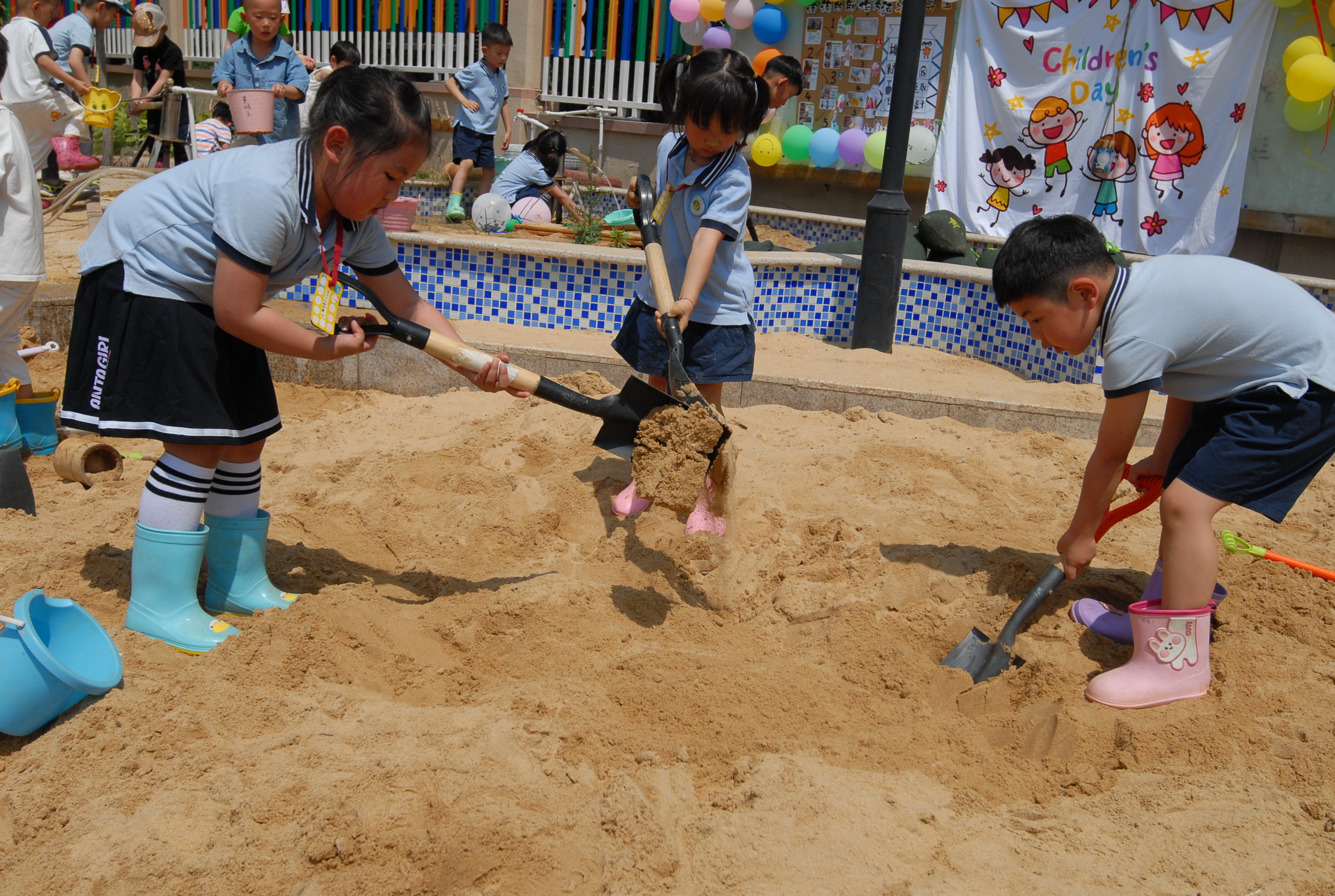 6月1日,山东省青岛市即墨区通济新经济区中心幼儿园的小朋友在沙坑