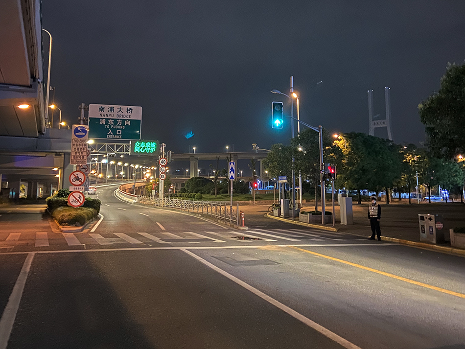 2022年5月31日23时30分，上海浦西，通往浦东的南浦大桥瞿溪路上引桥上，路障设施已拆除。澎湃新闻 乐浴峰 图
