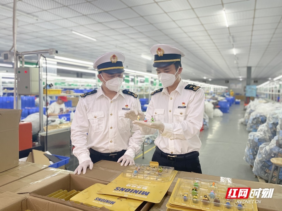 海关关员对出口玩具进行监管。