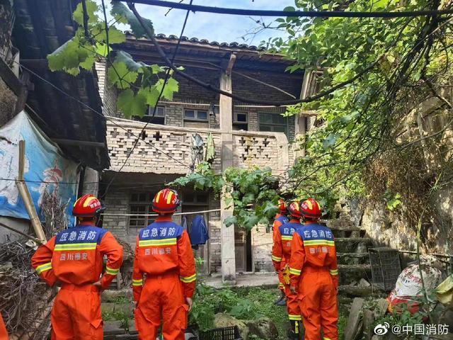 救援人员到达震中 图源：中国消防