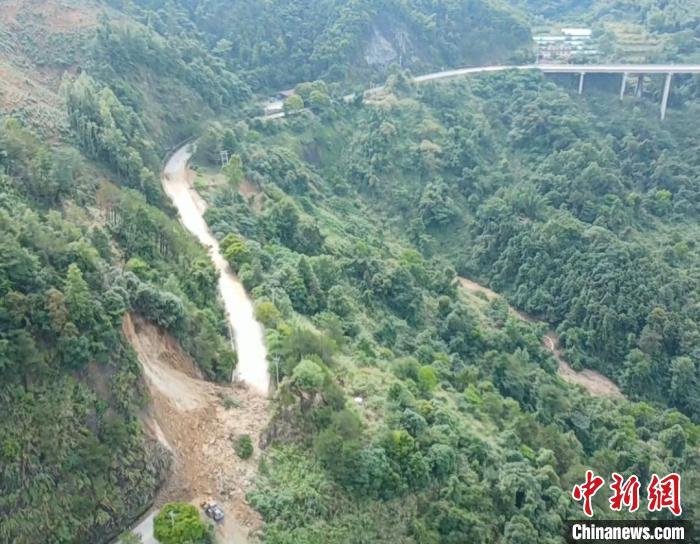 暴雨致南平延平区国道塌方约百米福建发布地质灾害黄色预警