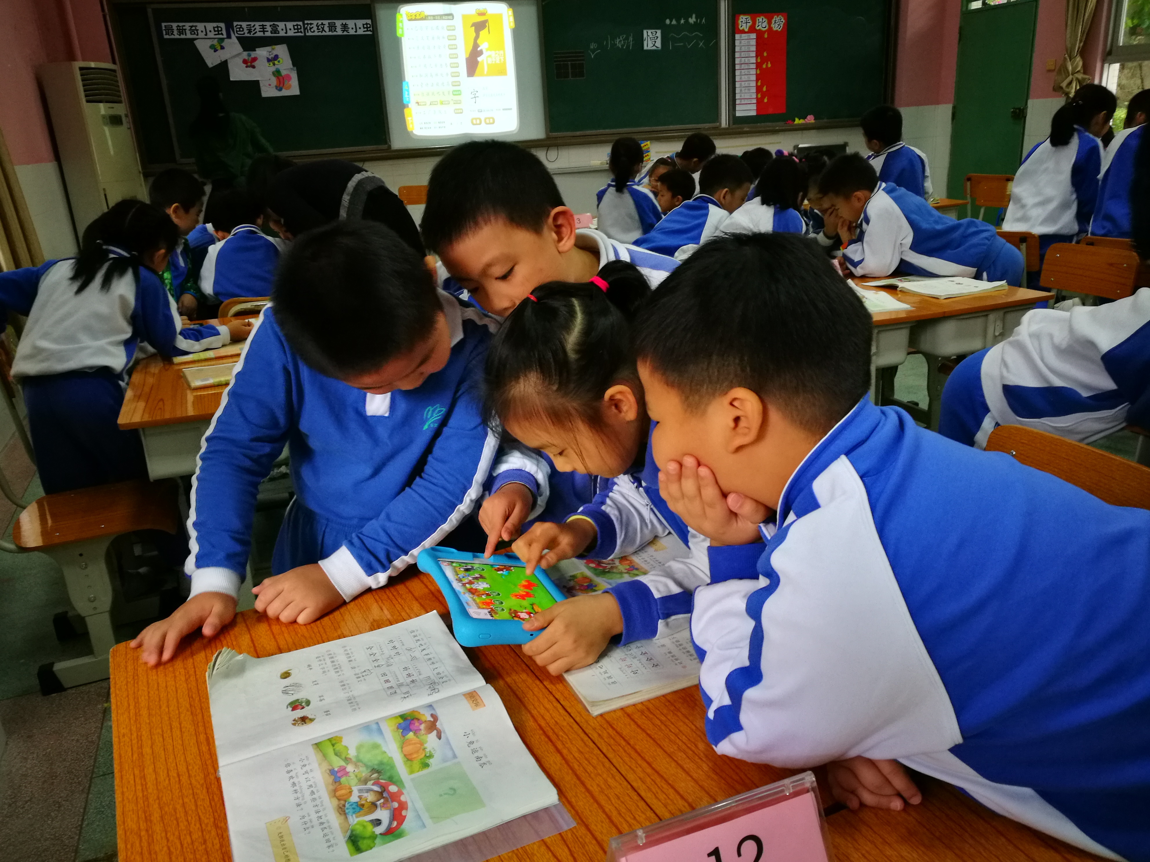 学生在语文课堂上通过游戏化的方式识字。 学校供图