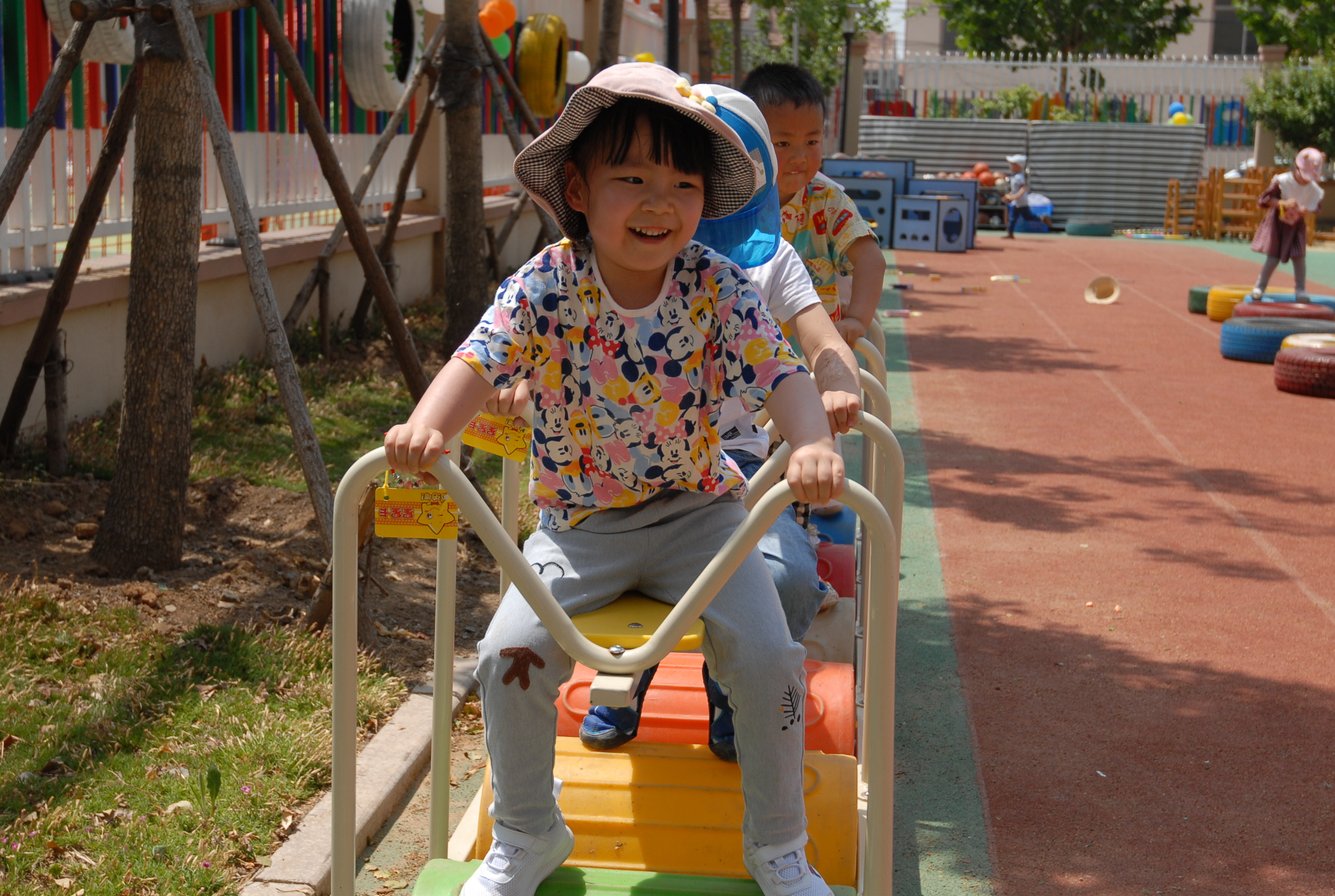 6月1日，山东省青岛市即墨区通济新经济区中心幼儿园的小朋友在齐心协力蹬玩具火车。