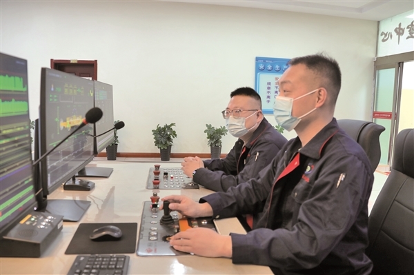 灵石昕益旺岭煤矿的工作人员通过智能化工作台对井下设备进行远程集控和数据监测。晋中日报记者 史曼菲 摄