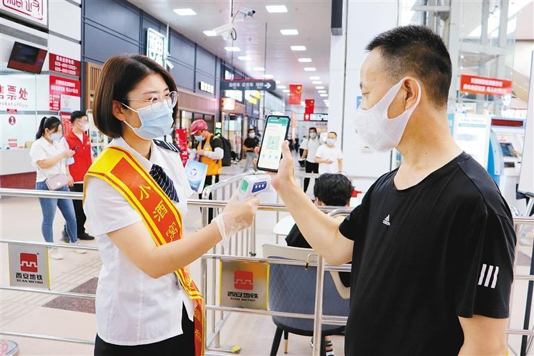 5月27日,纺织城客运站工作人员检查旅客一码通.  (记者 窦翊明 摄)