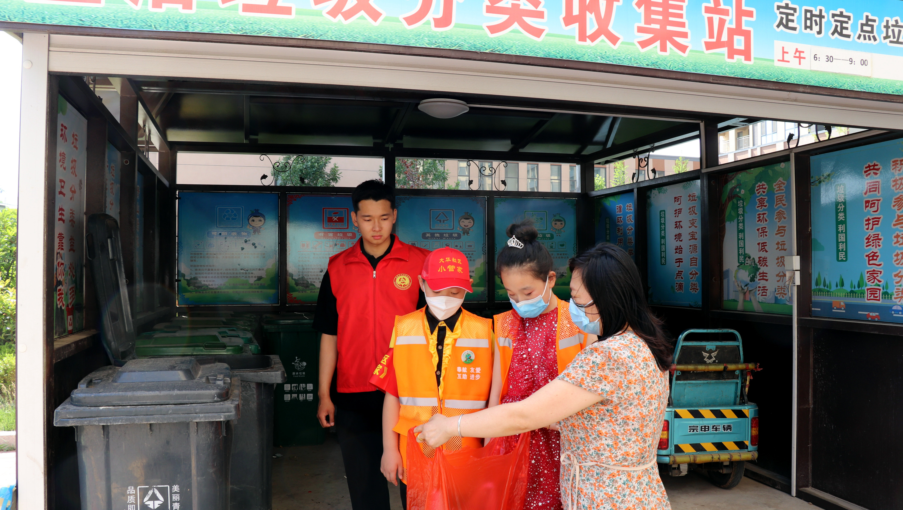 大华社区“小管家”兰浩轲、黄嬿伊在中建八局四公司“红扳手”志愿服务队队员的带领下,在小区开展垃圾督导工作