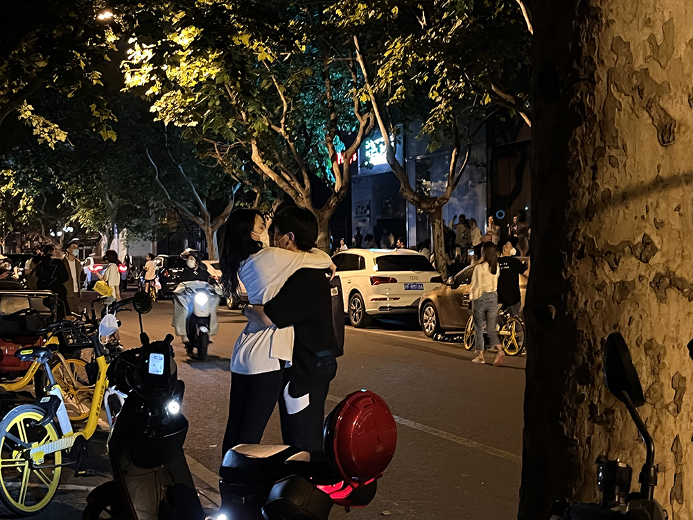 6月1日0点左右，上海襄阳北路，一对男女拥吻在一起。澎湃新闻记者 邹佳雯 图