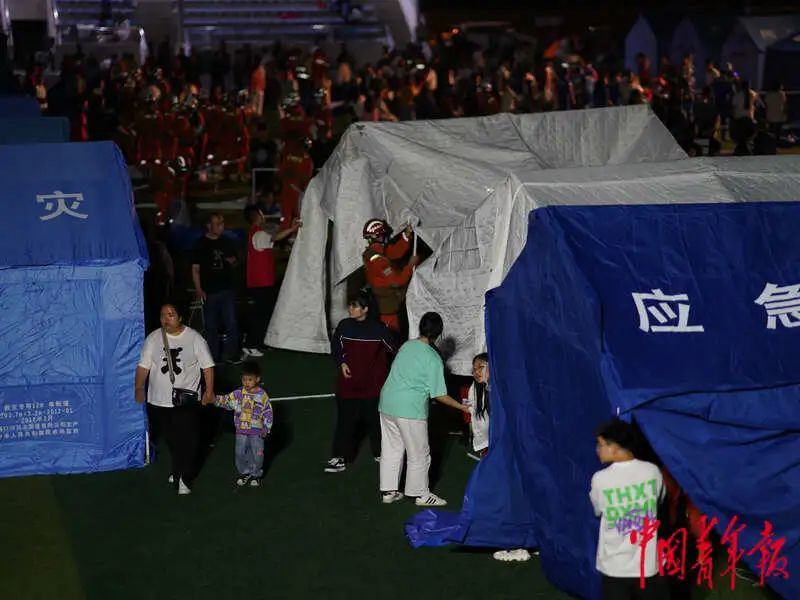 6月1日晚，四川雅安宝兴县七一初级中学体育场安置点，消防员在搭建帐篷。程雪力/摄