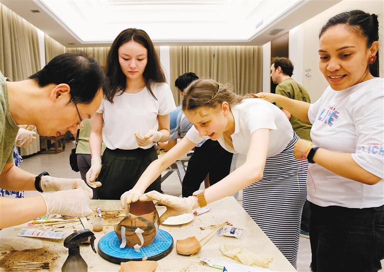 体验端午习俗探秘文物修复留学生品味中华传统文化大餐
