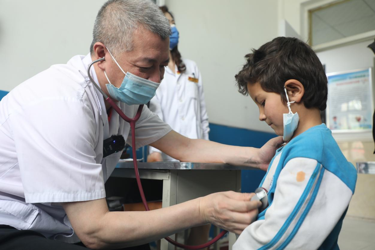 陶凉院长为迪丽拜尔61阿吾拉听诊检查