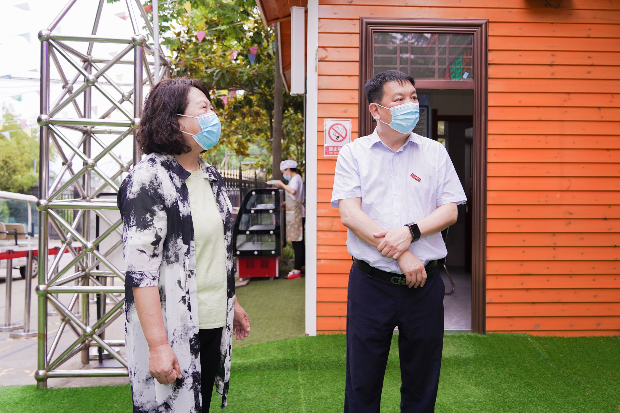 幼儿园园长姜晓波对丁祖诒教育基金会送上的爱心大礼包表示感谢