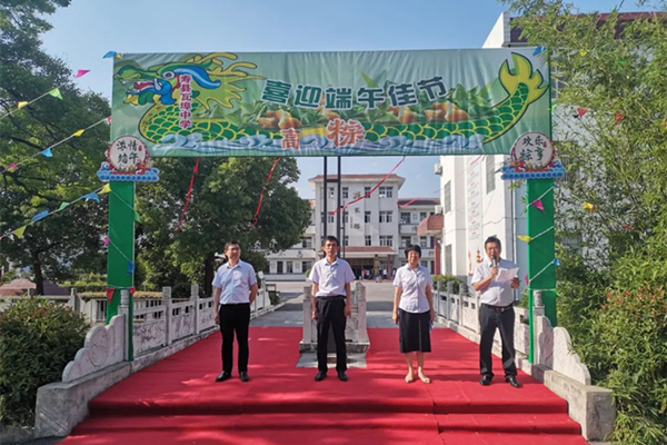 寿县瓦埠中学师生欢度端午节学子同跨高粽门