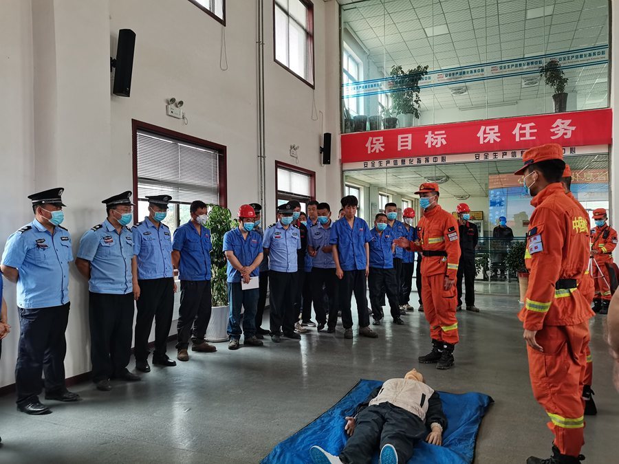 森林消防员进工厂科普急救知识 梁勇 摄