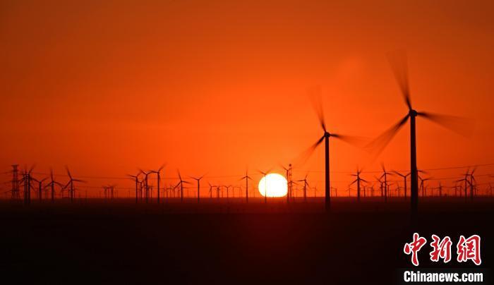 酒泉千万千瓦级风电基地落日。(资料图) 国网甘肃省电力公司供图