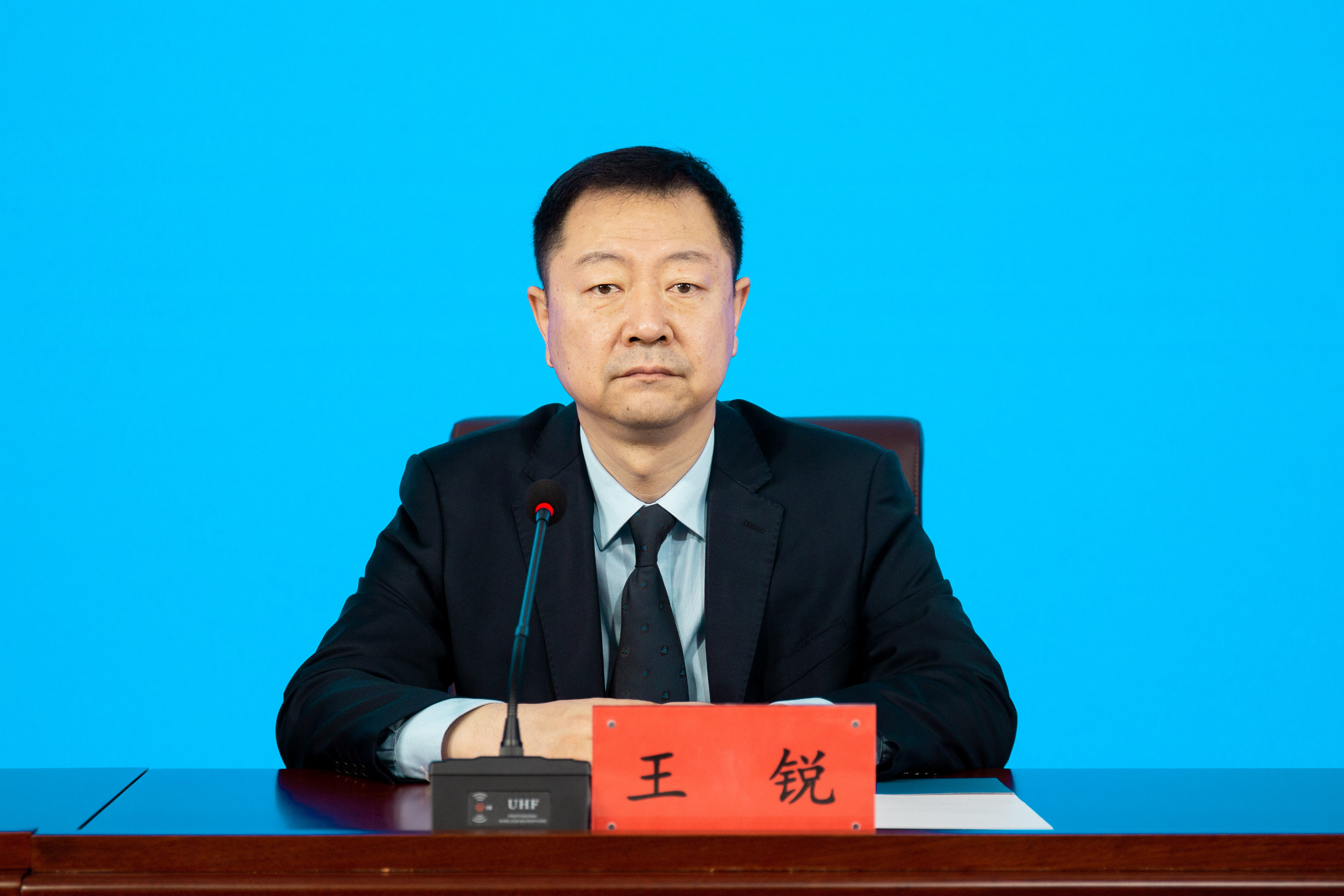 王锐介绍,为全力以赴稳住市场主体,市财政系统将对服务业小微企业和