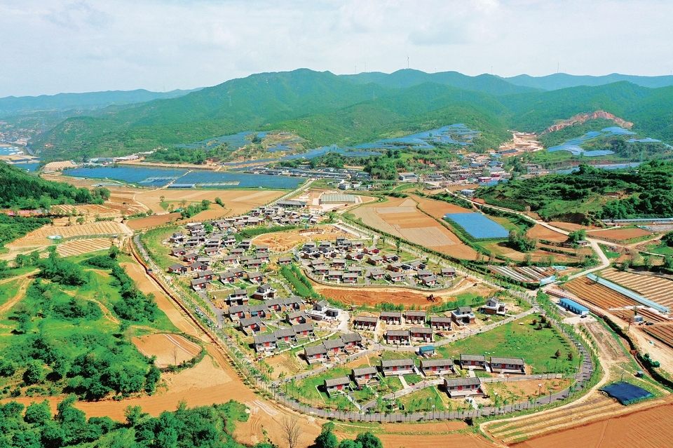 6月8日,中阳县暖泉镇弓阳村绿树环绕,一幢幢洋楼拔地而起,村容村貌