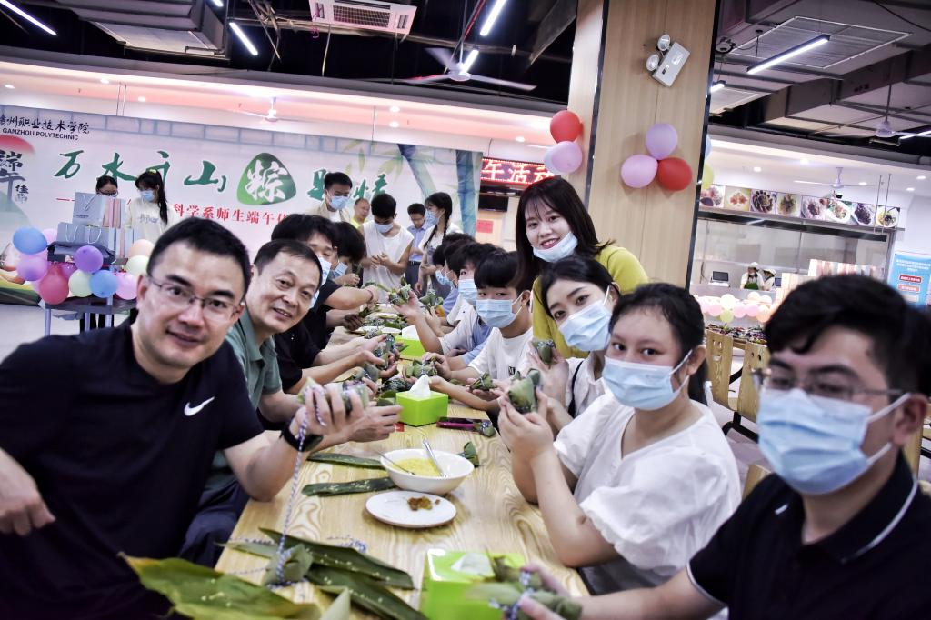 赣州职业技术学院为端午假期留校学生发放节日礼物