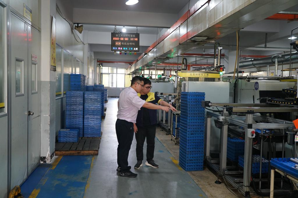 农行客户经理走访浙江睿峰电喷系统有限公司，为企业提供融资方案。受访者供图