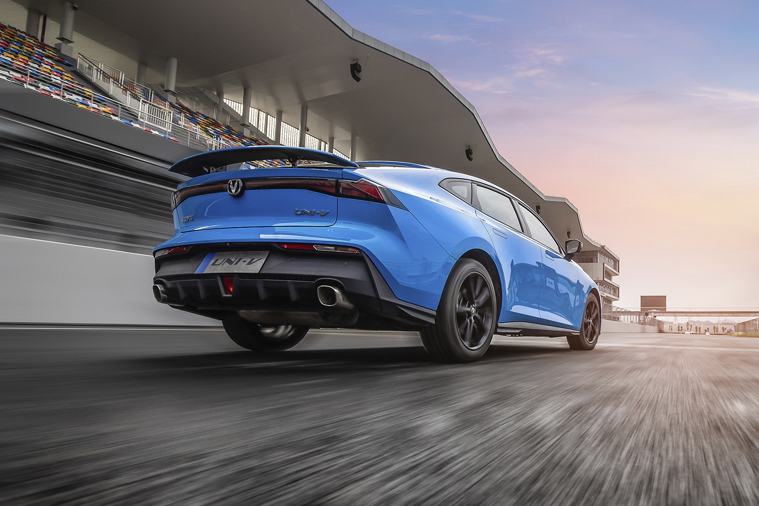 颜值和实力并存的国民轿跑,赛道体验长安UNI-V