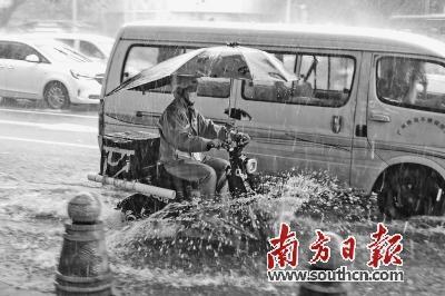 6月6日下午，广州海珠突降大雨，外卖骑手骑着电动自行车，在路边积水处掀起浪花。南方日报记者 符超军 摄