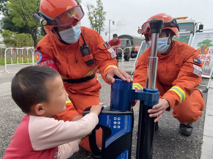 森林消防员讲解灭火装备 刘亚鹏 摄